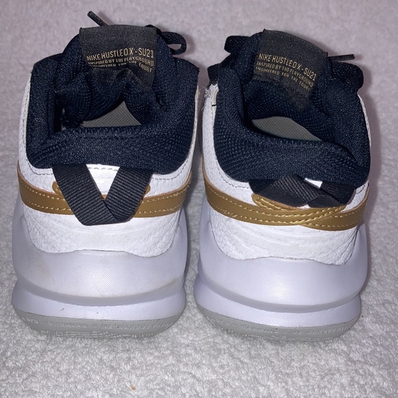 Nike Team Hustle D Youth Size 4y Black/White/Gold Shoes CW6735-002 - Picture 3 of 8